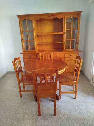 Conjunto de muebles de madera en tono marrón.