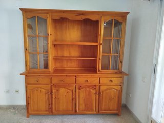 Conjunto de muebles de madera en tono marrón.