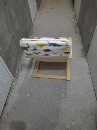 Hamaca de madera con funda de dinosaurios