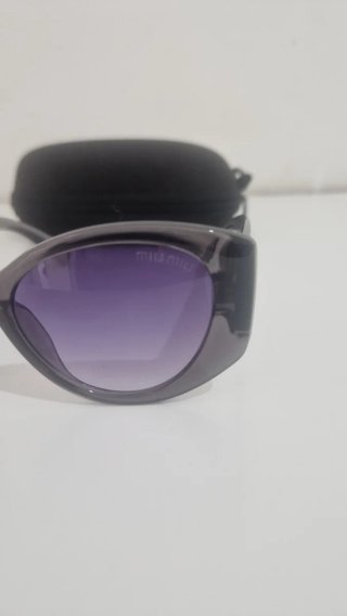 Gafas de sol Miu Miu negras