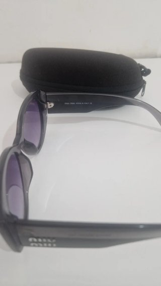 Gafas de sol Miu Miu negras