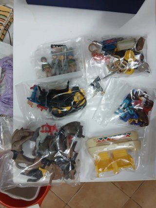 Lote Playmobil, más de 100 piezas variadas.