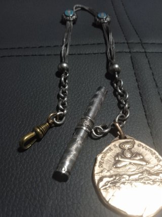 Leontina antigua de  plata con llave y medalla