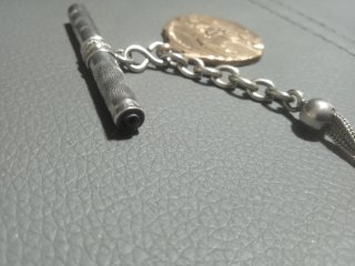 Leontina antigua de  plata con llave y medalla