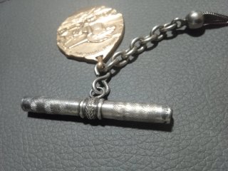 Leontina antigua de  plata con llave y medalla