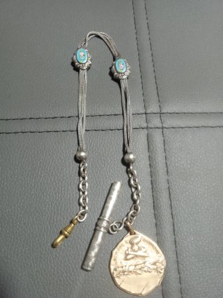 Leontina antigua de  plata con llave y medalla