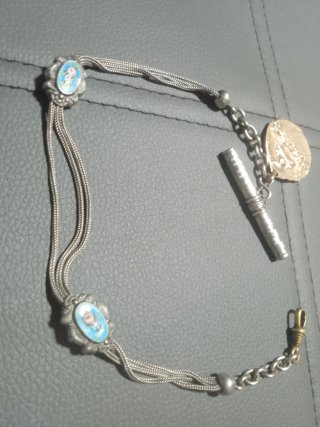 Leontina antigua de  plata con llave y medalla