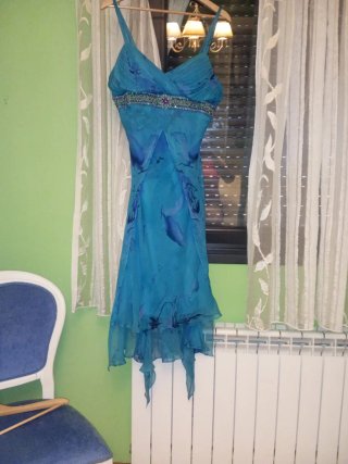 Vestido seda azul escote pico pedrería