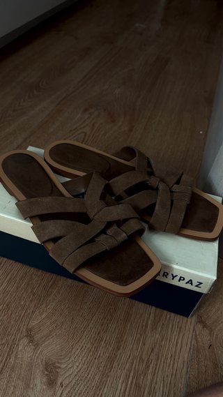 Sandalias planas beige/marrón