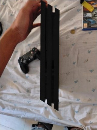 PS4 Pro Negra + 4 Juegos