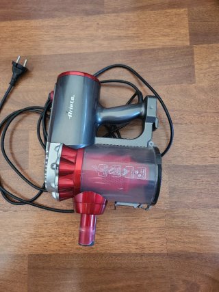 Aspirador Ariete Rojo con filo