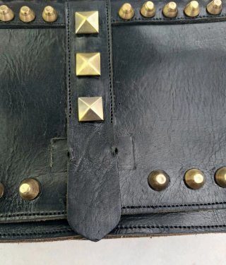 Bolso bandolera de cuero tachonado vintage