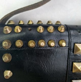 Bolso bandolera de cuero tachonado vintage