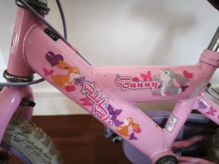 Bicicleta infantil morada y rosa con conejito