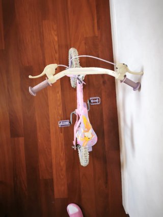 Bicicleta infantil morada y rosa con conejito