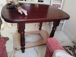 Mesa de comedor de madera oscura