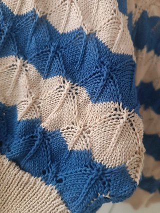 Top calado L azul y beige