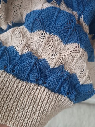 Top calado L azul y beige