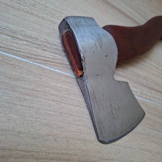 Hacha pequeña para tallar madera