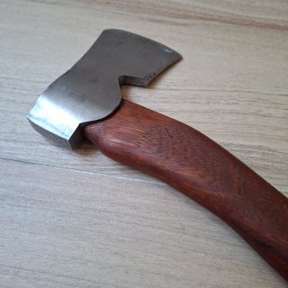 Hacha pequeña para tallar madera