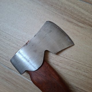 Hacha pequeña para tallar madera