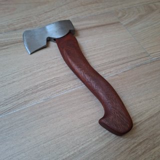 Hacha pequeña para tallar madera