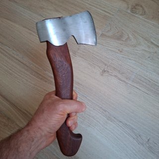 Hacha pequeña para tallar madera