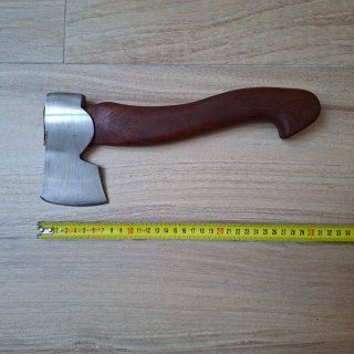 Hacha pequeña para tallar madera