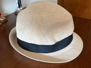Gorro de paja beige con cinta negra