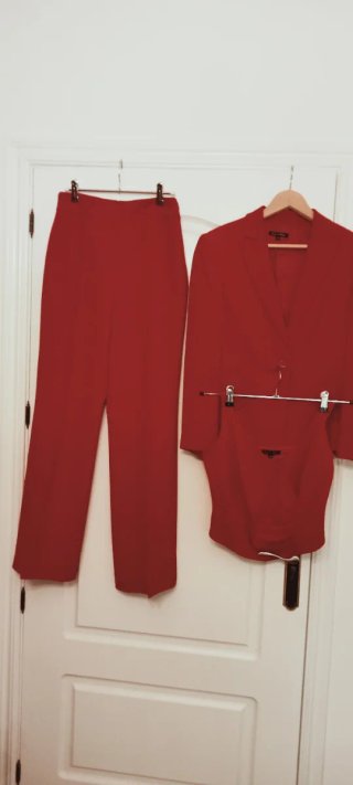 Traje de chaqueta y pantalón rojo