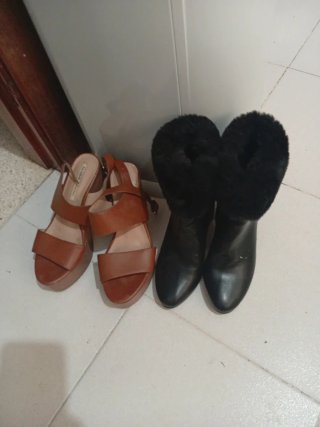 Botas negras pelo y sandalias marrones