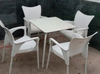 Mesa y 4 sillas blancas exterior 60€/juego