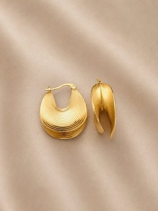 Pendientes dorados con diseño ondulado