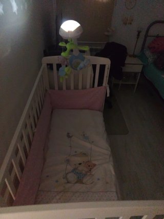 Cuna de bebé blanca con móvil