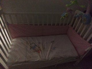 Cuna de bebé blanca con móvil