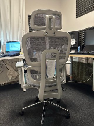 Silla de oficina ergonómica gris y blanca