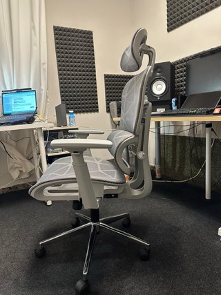 Silla de oficina ergonómica gris y blanca