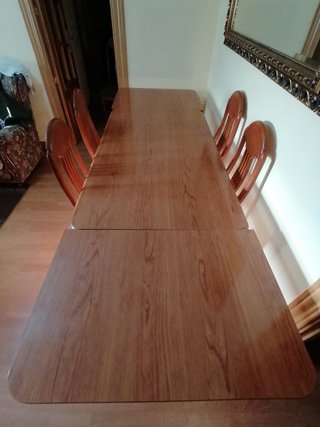 Mesa de comedor extensible con 6 sillas.