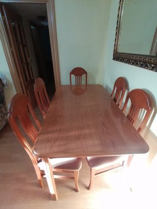 Mesa de comedor extensible con 6 sillas.
