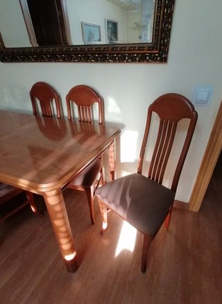 Mesa de comedor extensible con 6 sillas.