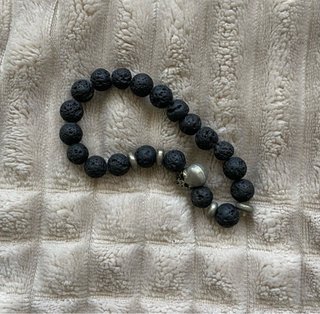 Pulsera Perlas Negras y Calavera Plata
