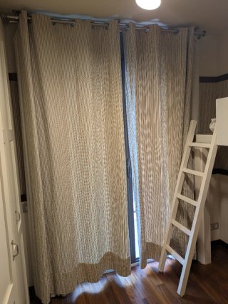 Tende opache beige e bianche