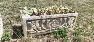 Jardineras de piedra beige y gris
