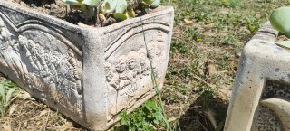 Jardineras de piedra beige y gris