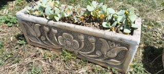 Jardineras de piedra beige y gris