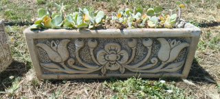 Jardineras de piedra beige y gris