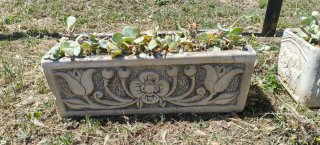 Jardineras de piedra beige y gris