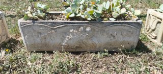 Jardineras de piedra beige y gris