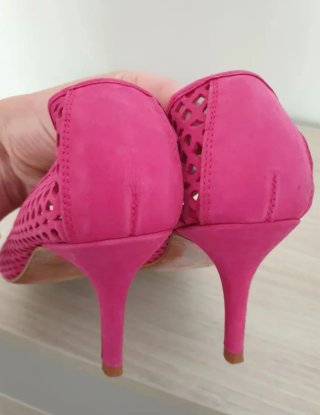 Zapatos de tacón rosa con diseño calado