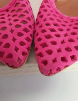 Zapatos de tacón rosa con diseño calado